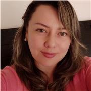 Profesora de ciencias parte clases para niños de primaria, áreas básicas